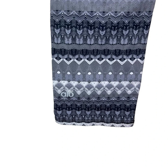 Alo Yoga Cropped Leggings Fair Isle Geometric Print Stretch Gray Size Small - Picture 8 of 9